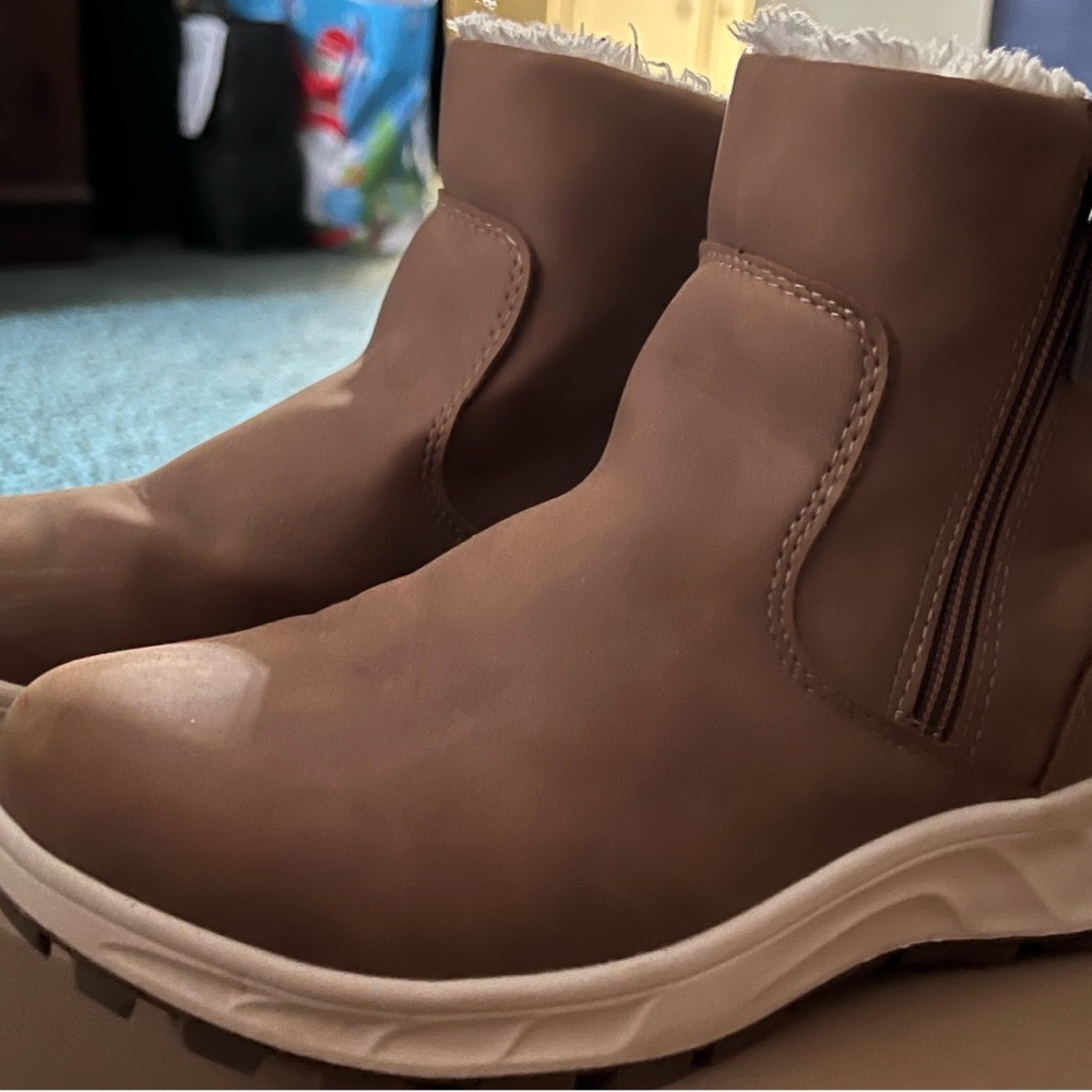 KHOMBU SIENNA WOMENS ALL WEATHER FOAM BOOTS SIZE 7M